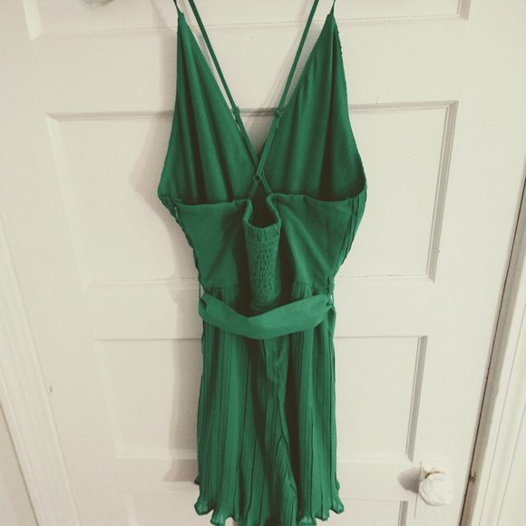 Beyond Words Kelly Lime Green Smocked Pleated V-Neck Criss Cross Strap Romper M - Picture 2 of 14